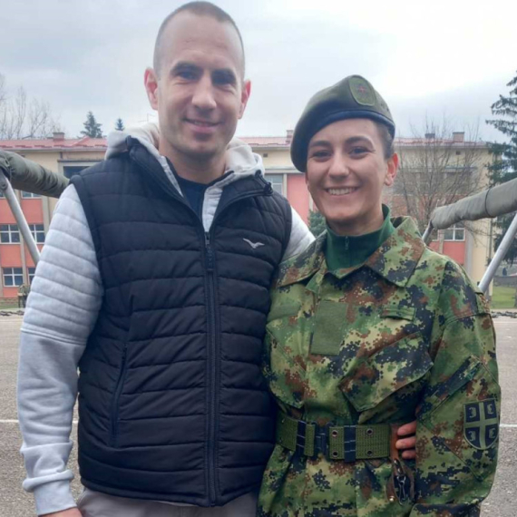 Kratko je rekla vojničko "da":  Tamaru je zaprosio dečko nakon što je položila zakletvu