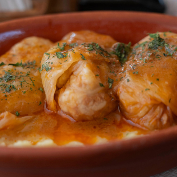 Spremite pravu srpsku sarmu: Tradicionalni recept koji se prenosi s kolena na koleno