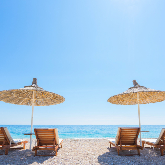 Paprene cene ležaljki u Crnoj Gori: Na najskupljim plažama kao noćenje u hotelu