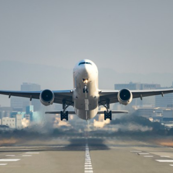 Drama u Londonu: Upao na pistu i jurio avion – hitno uhapšen VIDEO