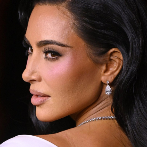 Ovako se kamuflira Kim Kardašijan: Grudi što bliže kameri i bodi koji "puca" FOTO