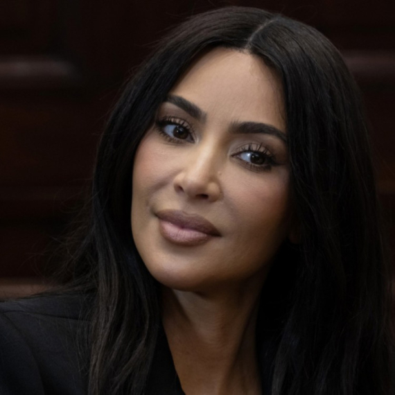 Ljudi "urnisali" Kim Kardašijan nakon diplomiranja:  "Za šta si se tačno školovala?"