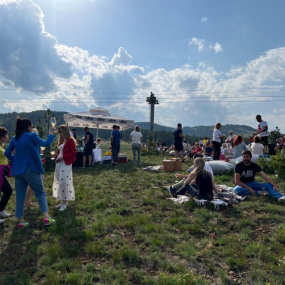 Turisti iz Evrope i sveta nagrnuli na najpoznatiju srpsku planinu FOTO